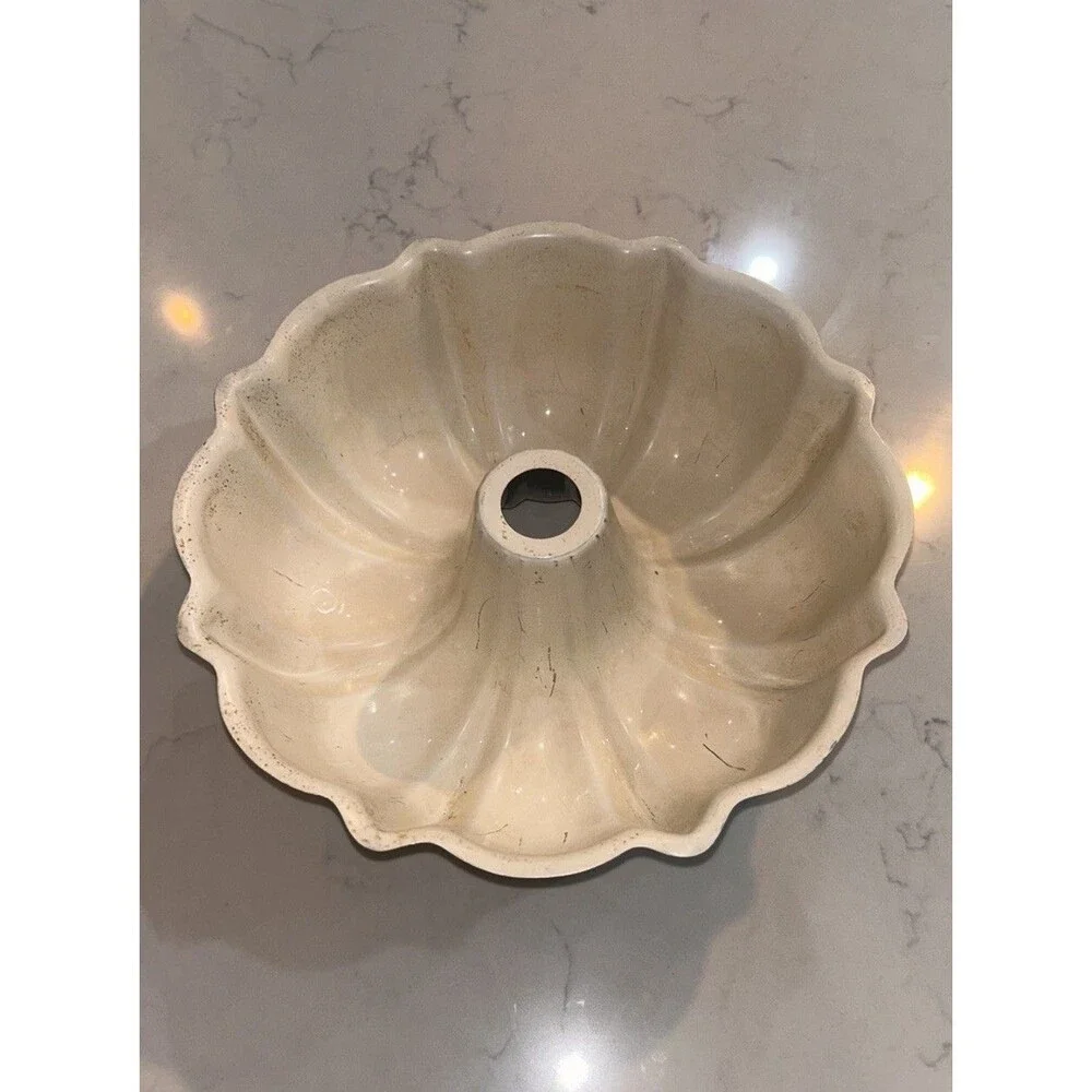 Vintage Green Aluminum Fluted Bundt Cake Pan 10 Inch 12 Cup Mold